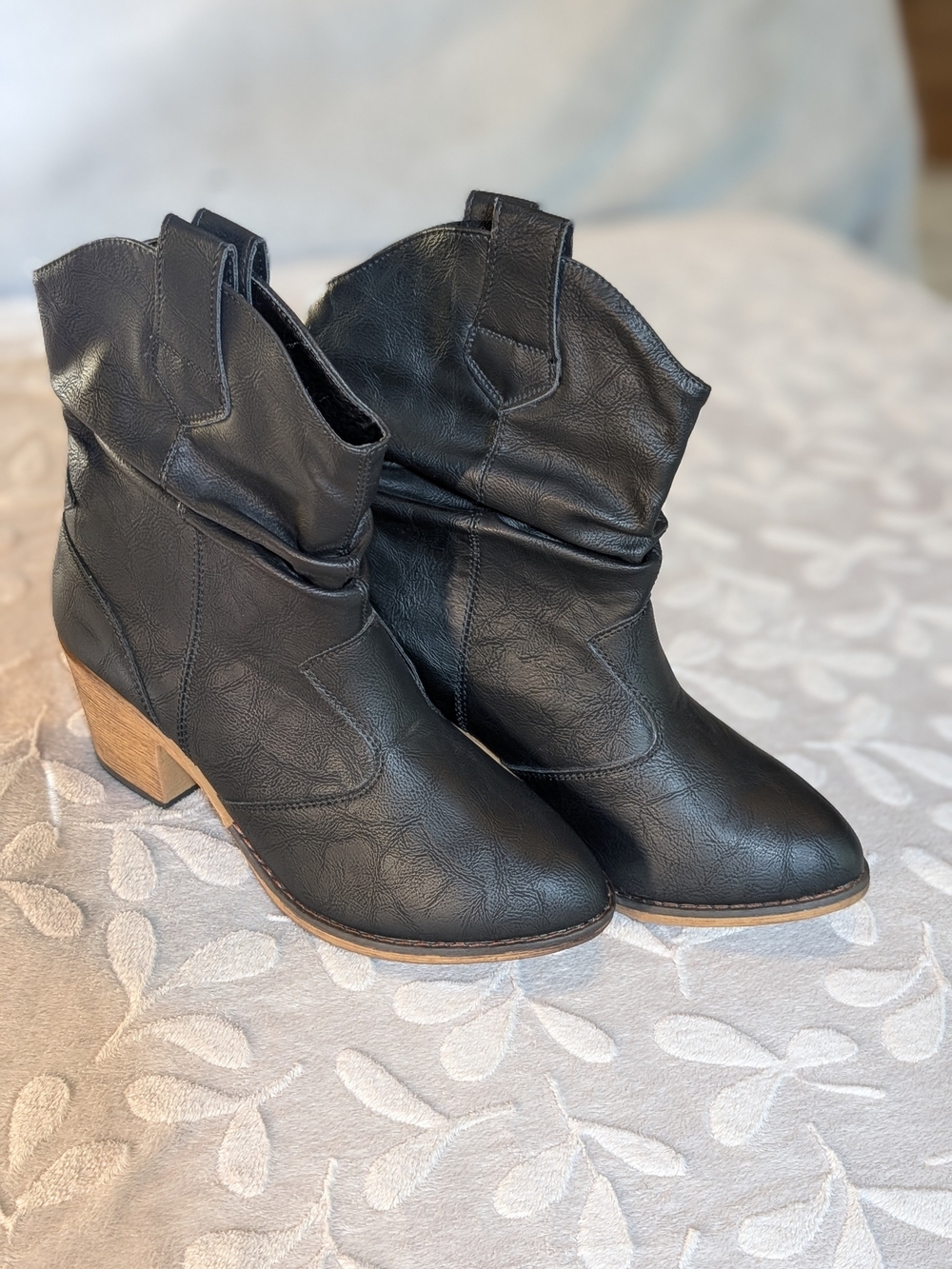 Charles Albert black western-inspired booties • Size 8 •